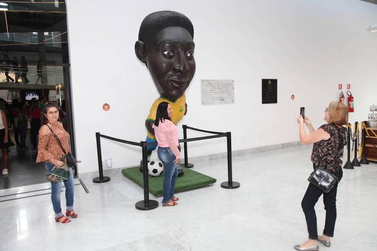 Visitantes no Museu Pelé, em Santos, em 30 de dezembro de 2022