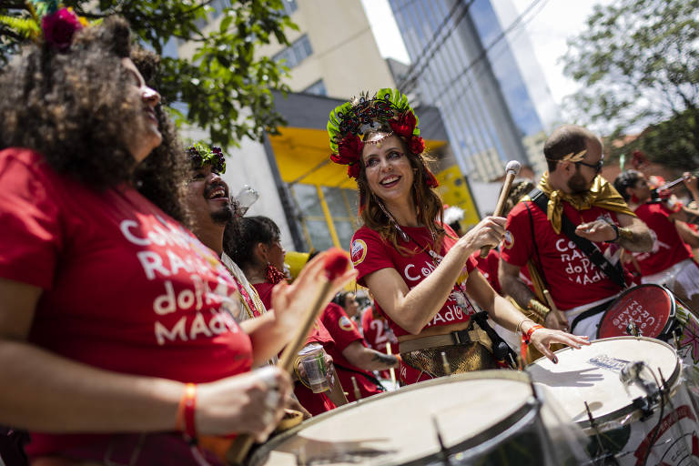 Concentração do bloco Confraria do Pasmado, em Pinheiros, zona oeste de São Paulo