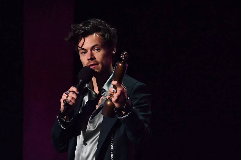 Harry Styles beija homem na boca e causa nova polêmica envolvendo o 'queerbaiting'