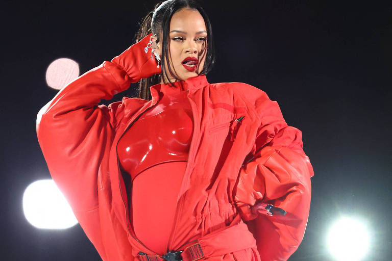 Rihanna flutua sobre o Super Bowl grávida em seu retorno dramático e triunfal ao palco