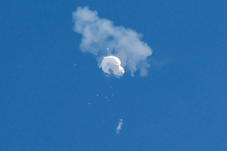 O suposto balão espião da China cai no oceano após ser abatido pelos EUA na costa da Carolina do Sul