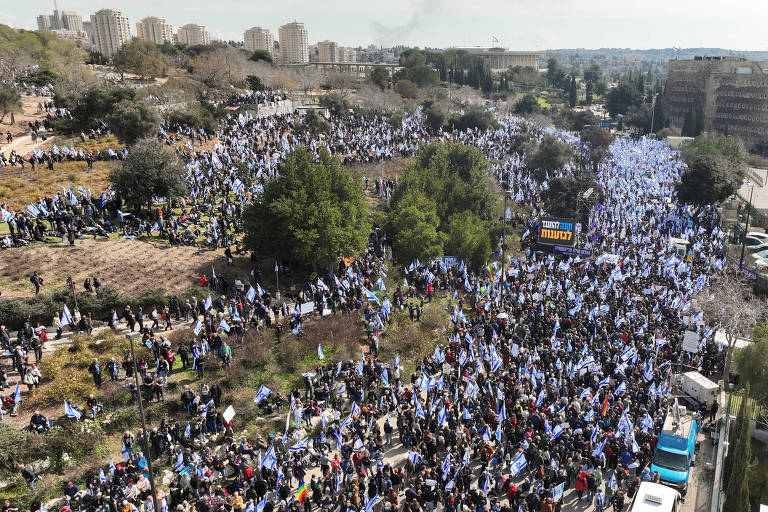 Israelenses protestam contra proposta de reforma do Judiciário em frente ao Knesset, o Parlamento do país, em Jerusalém