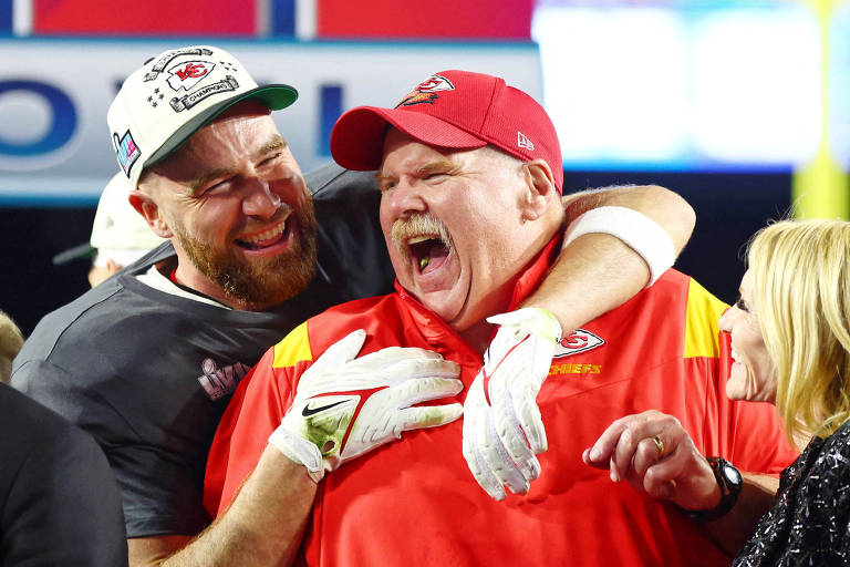 Andy Reid é abraçado por Travis Kelce  na festa do título do Kansas City Chiefs, no último domingo (12)