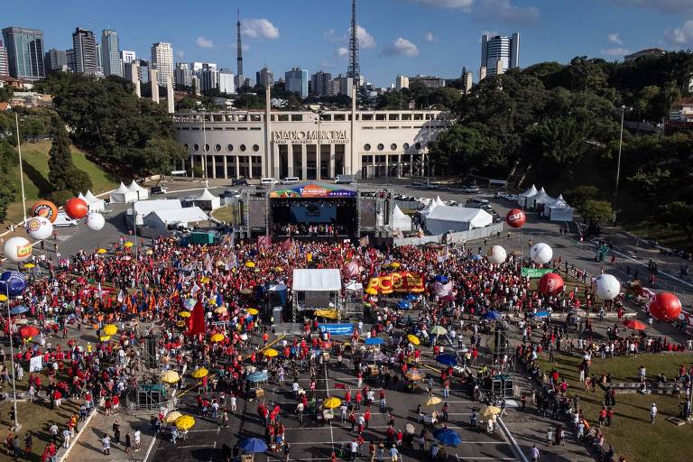 Ato unificado das centrais sindicais para comemorar o 1º de Maio na praça Charles Miller, em São Paulo