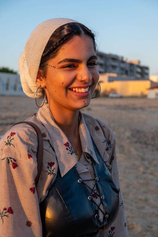 Retrato de mulher jovem com lenço no cabelo