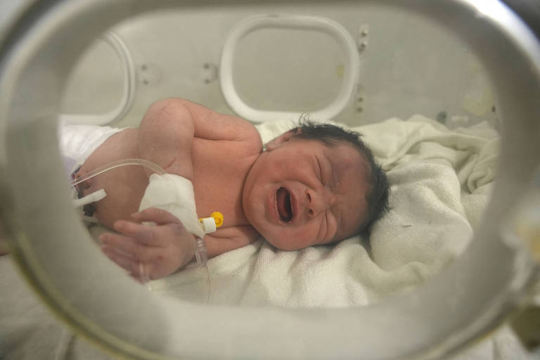 Aya, bebê que nasceu em meio aos escombros do terremoto na Síria, em um hospital de Afrin