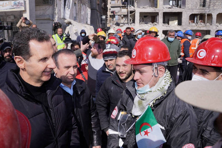 Bashar al-Assad (à esq.) conversa com socorristas da Argélia em região de Aleppo destruída por terremoto