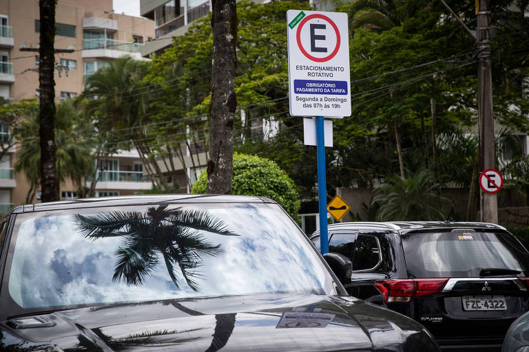 Placa de estacionamento rotativo ao lado de carro 