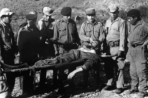 ORG XMIT: 251301_1.tif O líder Ernesto Che Guevara é observado por soldados bolivianos, em Vallegrande. The lifeless body of Argentine-Cuban guerrilla leader Ernesto 