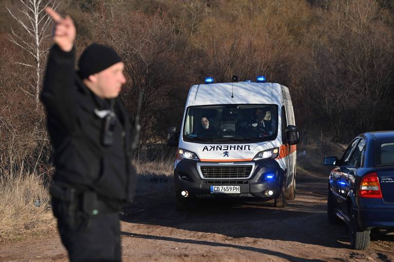 Policial gesticula próximo de ambulância na região de Sófia, na Bulgária