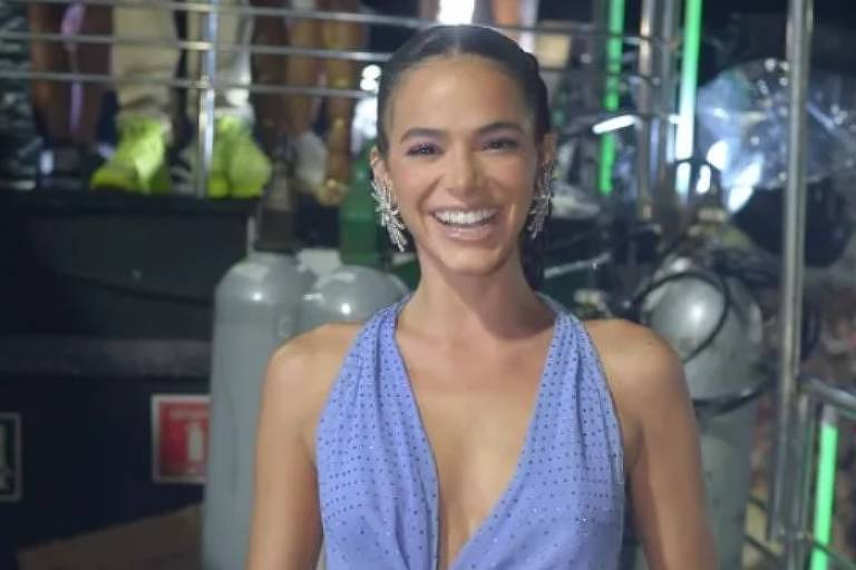 Bruna Marquezine pula, canta e dança atrás do trio elétrico de Anitta no Carnaval de Salvador