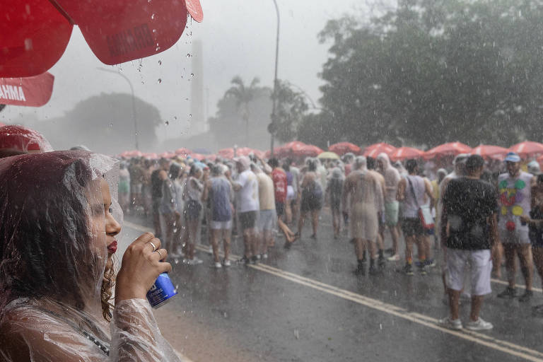 Temporal alaga vias em SP e atrapalha blocos de Carnaval