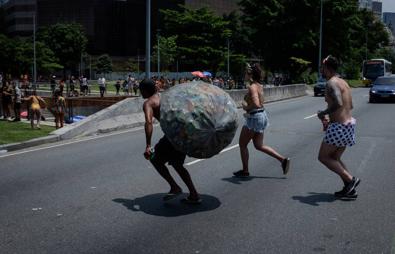 Crescimento da população de rua muda perfil de catador no Carnaval