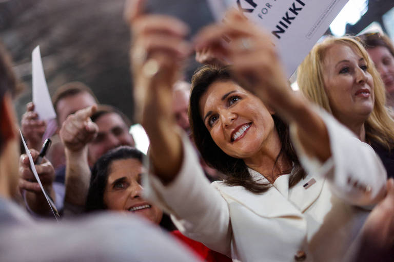 A ex-embaixadora dos EUA para a ONU Nikki Haley tira fotos com apoiadores em evento em Charleston, na Carolina do Sul