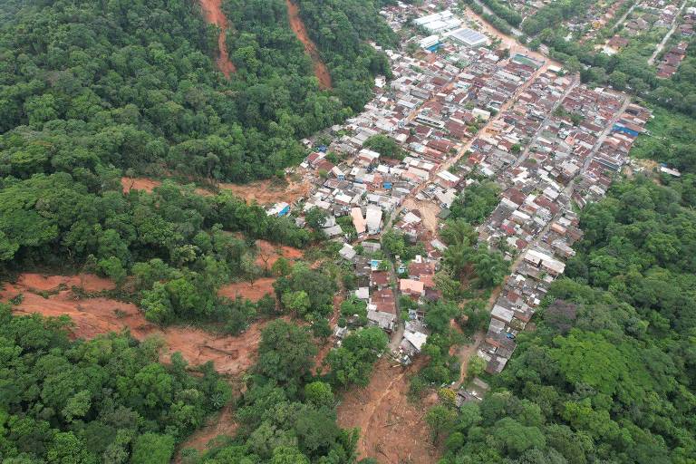 Imagens feitas por drone mostram destruição da lama na barra do Sahy, região mais atingida de São Sebastião