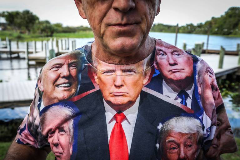 Apoiador de Donald Trump vesta camiseta com rosto do ex-presidente dos EUA em West Palm Beach, na Flórida