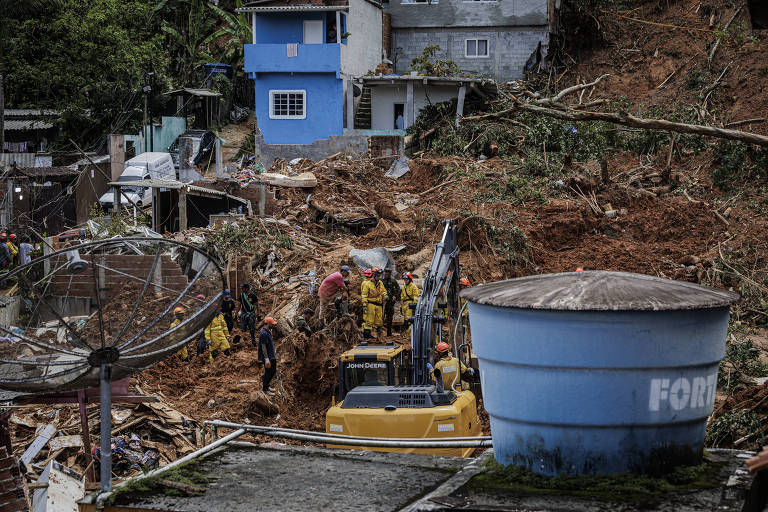 Máquinas trabalham nas buscas e limpeza de local devastado pela chuva.