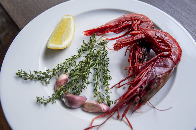 Prato com camarão carabineiro, que é um dos tipos de camarão mais caros que existe, servido no restaurante Picchi, no bairro de Pinheiros, zona oeste de São Paulo