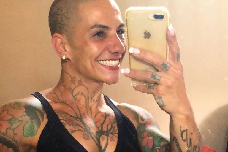 A foto mostra a fisiculturista Ellen Otoni. 37, fazendo self com o telefone.