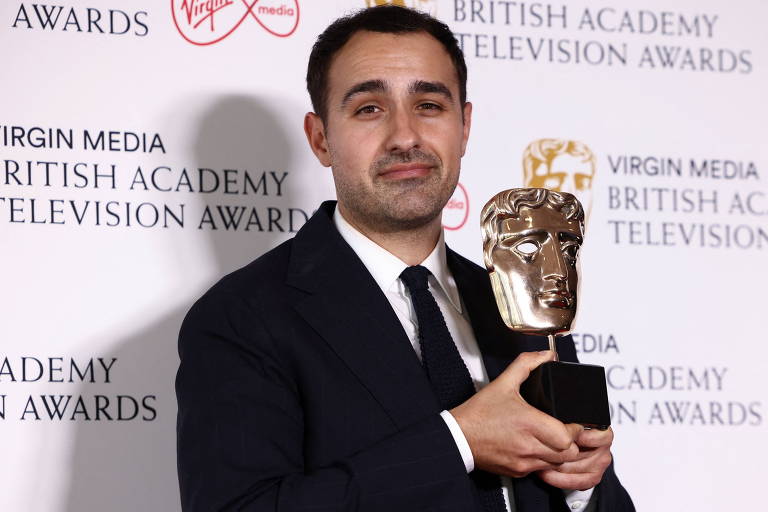 Jamie Demetriou recebendo o BAFTA 