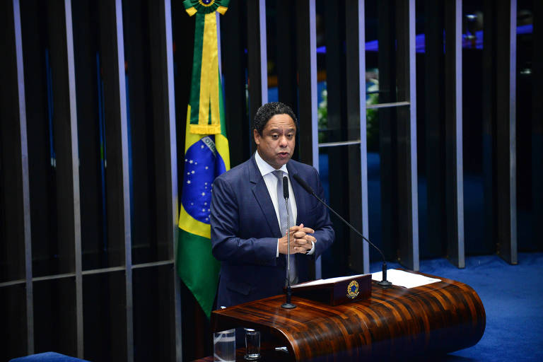 O deputado federal Orlando Silva (PC do B-SP) discursa no plenário do Senado Federal em sessão para promulgação de Emenda Constitucional para proteção de dados pessoais