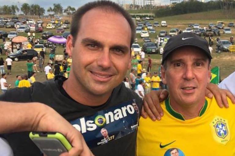 Eduardo Bolsonaro e João José Tafner posam para foto