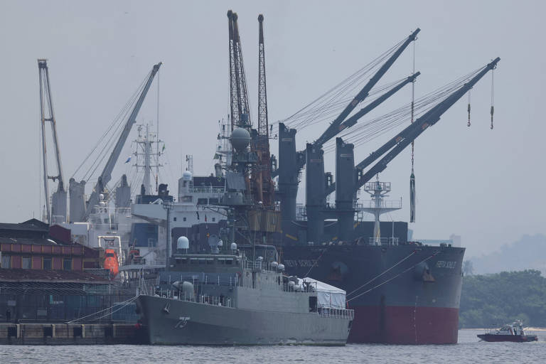 O navio de guerra iraniano Iris Dena no Porto do Rio de Janeiro 
