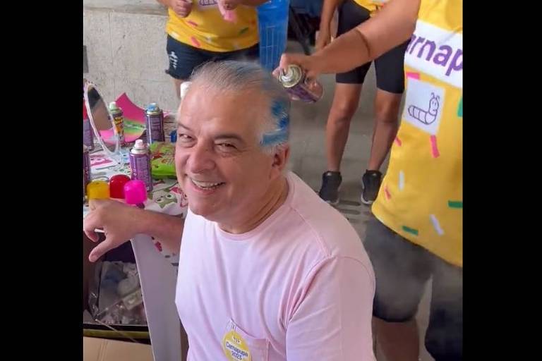 Ministro de Lula pinta cabelo de azul em bloquinho inclusivo