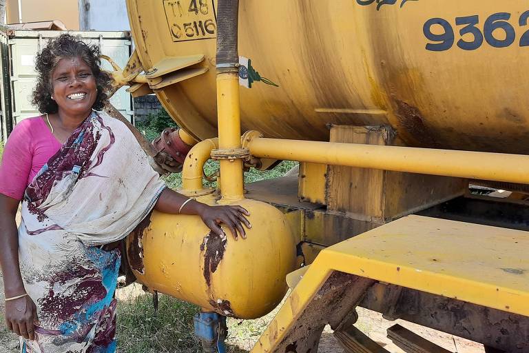 Parameshwari Gunasekaran, 53, posa para foto perto de caminhão