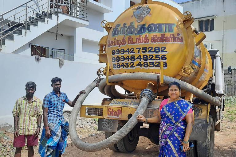 M. Sumathi, 40, uma das cinco operadoras de remoção de lodo em Tiruchi, Tamil Nadu, vista com sua equipe