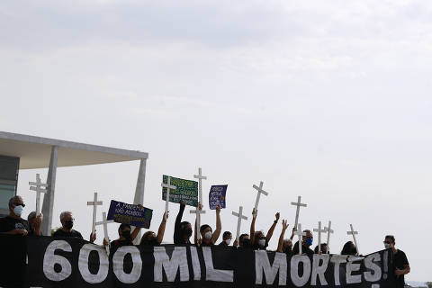 BRASILIA, DF, 8-10-2021  -Ação em memória das vítimas da Covid-19 na Praça dos Três Poderes. 

Manifestantes carregam faixas antigovernistas e cruzes simbolizando as 600 mil mortes. 

Foto: Pedro França/Agência Senado