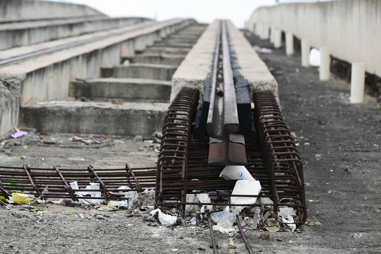 Trilhos do VLT de R$ 1 bilhão começam a ser retirados