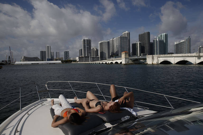 Turistas em passeio de lancha em Biscayne Bay, na costa de Miami