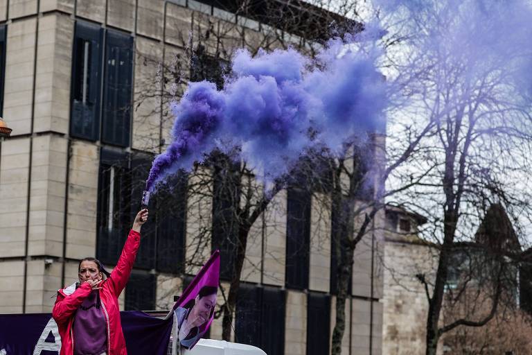 Mulher protesta durante Dia Internacional da Mulher em Bordeaux, na França