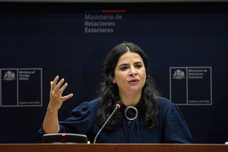 A ministra da Mulher e da Igualdade de Gênero do Chile, Antonia Orellana, durante entrevista coletiva na sede da chancelaria do país, na capital Santiago