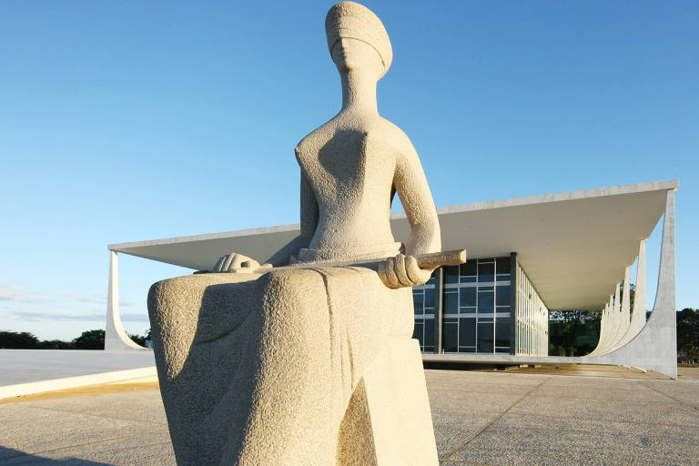 Estátua da Justiça, que representa a imparcialidade do direito, na fachada do STF (Supremo Tribunal Federal) em Brasília
