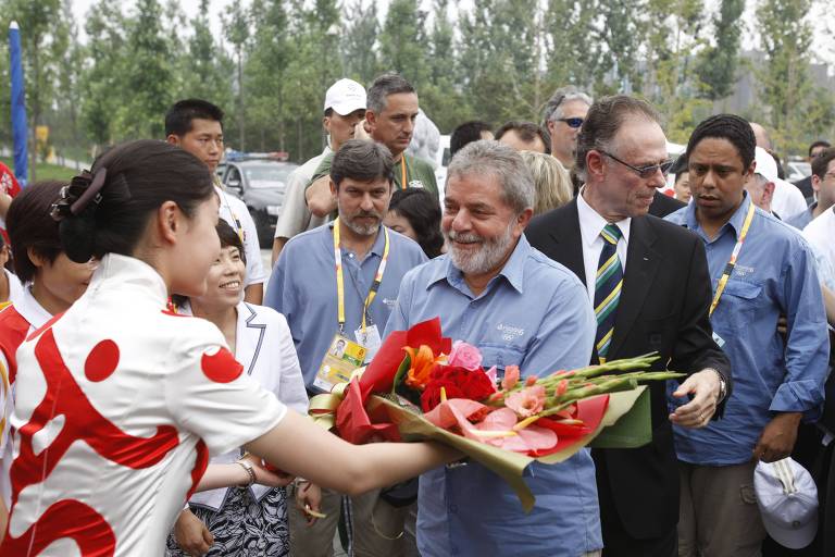 Recebendo flores, o presidente Lula, em viagem à China, em 2010