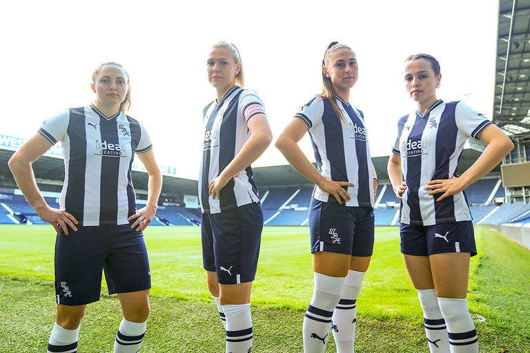 Jogadoras do West Brom com o calção azul-marinho