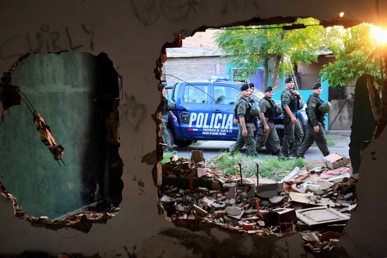 Policiais argentinos patrulham o bairro Los Pumitas, no norte de Rosario