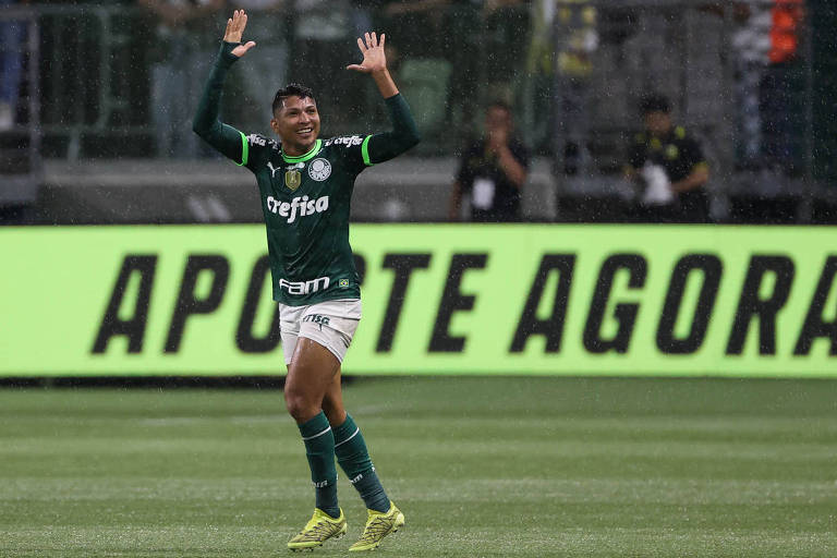 Rony comemora o gol da vitória do Palmeiras sobre o São Bernardo no Allianz Parque na noite deste sábado (11)