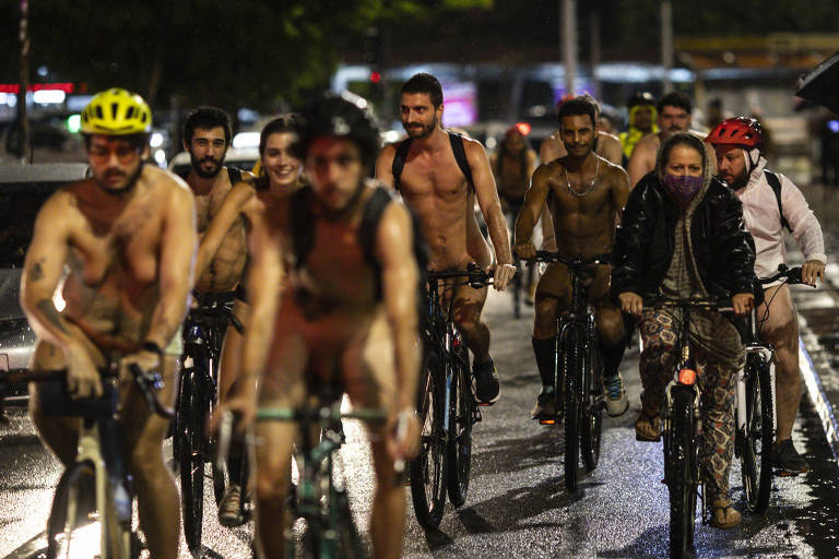 Pedalada Pelada pede respeito a ciclistas e pedestres em São Paulo