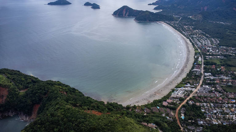 Vista aérea da praia da Baleia, em São Sebastião, no litoral norte paulista