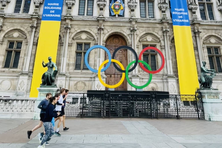 Fachada da Prefeitura de Paris, onde foram instalados os anéis olímpicos e os Agitos paralímpicis