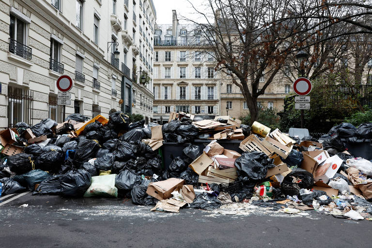 Lixo se acumula nas ruas de Paris após dez dias de greve de garis