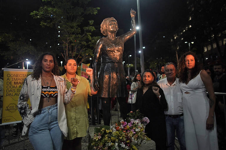 Estátua de Marielle Franco cercada de pessoas