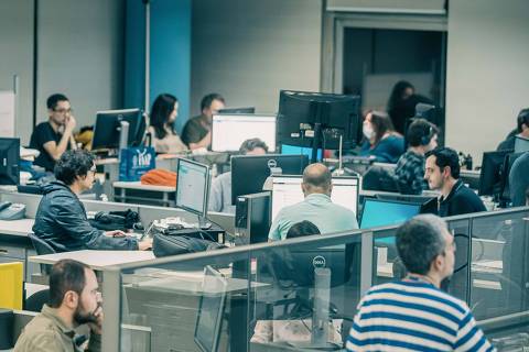 São Paulo,SP,Brasi, 02-10-2022: Editoria de política na cobertura das eleições presidenciais 2022 na Redação da Folha de S.Paulo. (foto Gabriel Cabral/Folhapress)