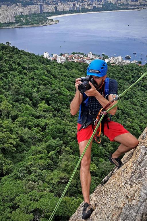 Rafael Duarte fotografa no paredão do Pão de Açúcar, no Rio de Janeiro