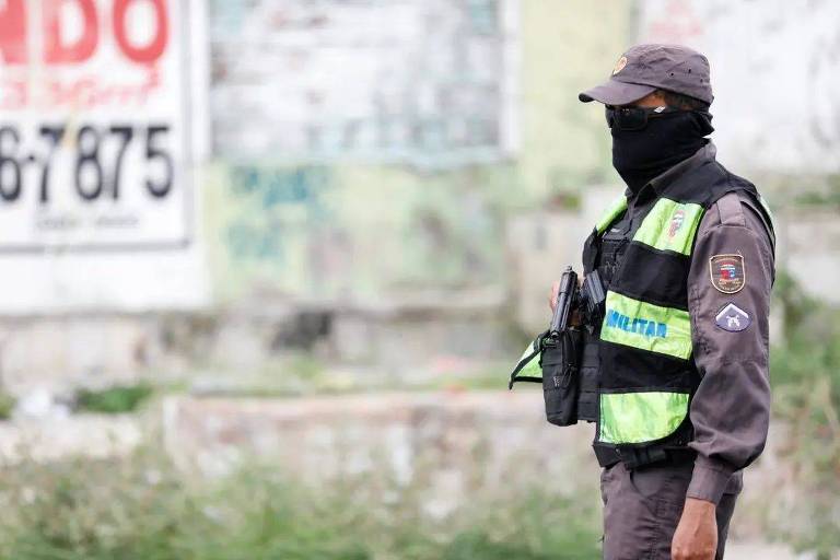 policial com máscara faz patrulhamento 