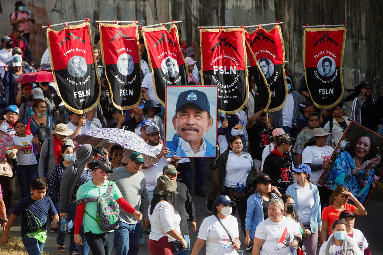 Apoiadores do ditador Daniel Ortega caminham na capital da Nicarágua, Manágua 