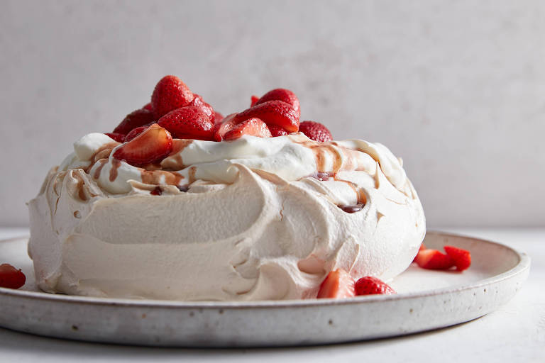 Aprenda a fazer a pavlova, sobremesa sofisticada de preparo simples